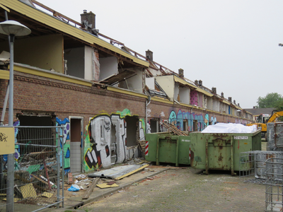 829906 Gezicht op de sloopwerkzaamheden aan de oneven zijde van de Aardbeistraat te Utrecht. De huizen zijn volgespoten ...